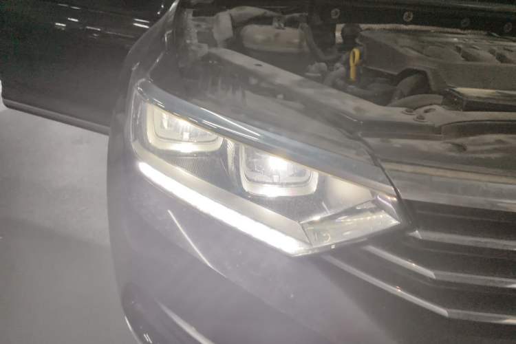 Used Volkswagen Magotan 2019 330TSI DSG Luxury Version China VI Standard Right Front Headlight
