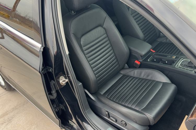 Used Volkswagen Magotan 2019 330TSI DSG Luxury Version China VI Standard Right Front Seat