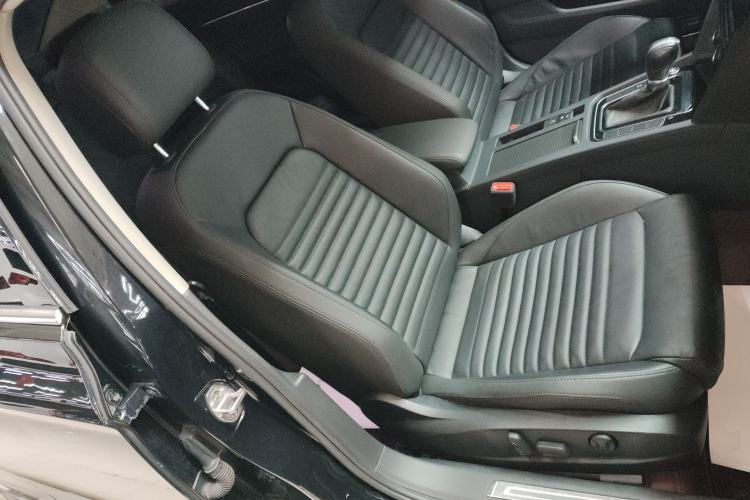 Used Volkswagen Magotan 2019 330TSI DSG Luxury Version China VI Standard Right Front Seat