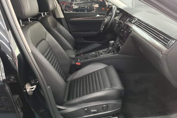 Used Volkswagen Magotan 2019 330TSI DSG Luxury Version China VI Standard Right Front Seat