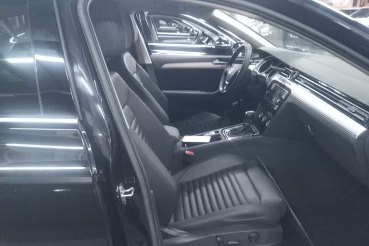Used Volkswagen Magotan 2019 330TSI DSG Leading Edition China V Standard Right Front Seat