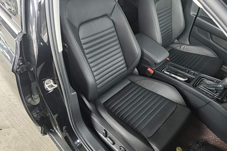 Used Volkswagen Magotan 2019 330TSI DSG Luxury Version China VI Standard Right Front Seat