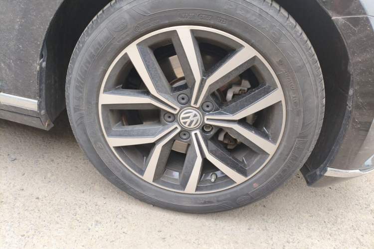 Used Volkswagen Magotan 2019 330TSI DSG Leading Model China VI Standard Right Front Wheel Hub