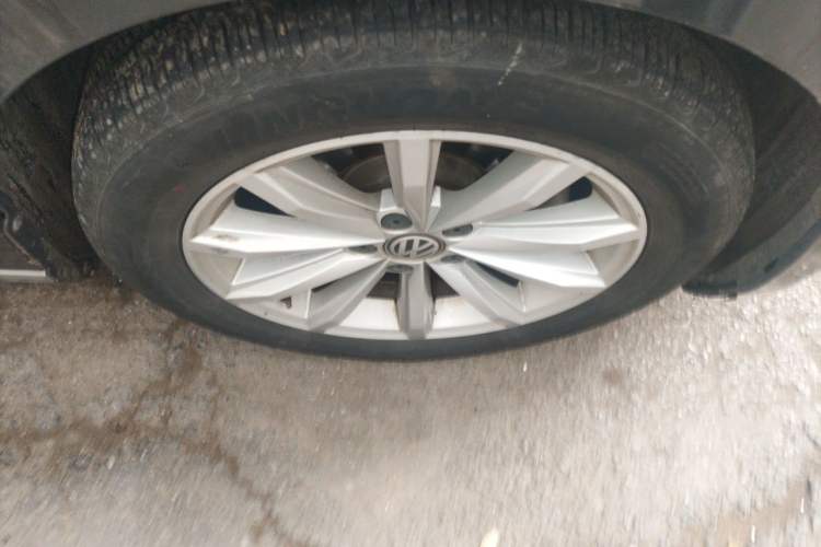 Used Volkswagen Magotan 2019 330TSI DSG Leading Model China VI Standard Right Front Wheel Hub