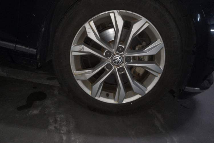Used Volkswagen Magotan 2019 330TSI DSG Luxury Version China VI Standard Right Front Wheel Hub