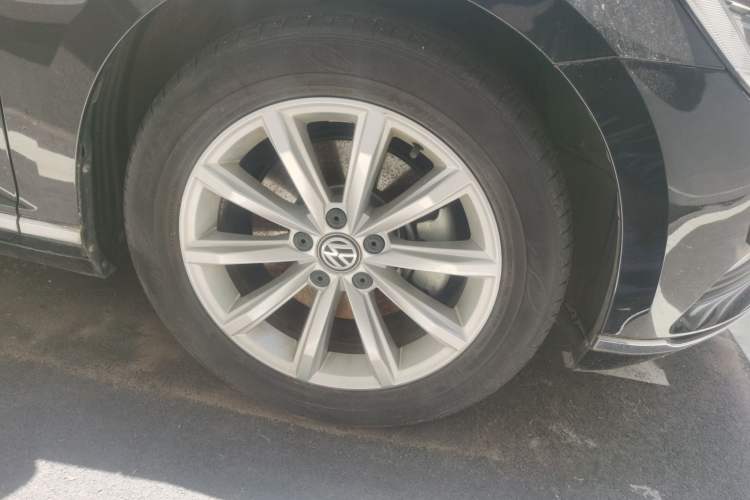 Used Volkswagen Magotan 2019 330TSI DSG Leading Model China VI Standard Right Front Wheel Hub