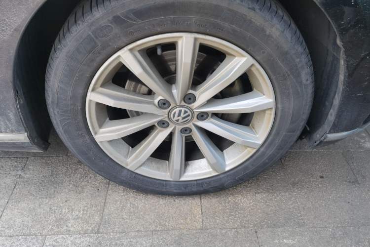 Used Volkswagen Magotan 2019 330TSI DSG Leading Model China VI Standard Right Front Wheel Hub