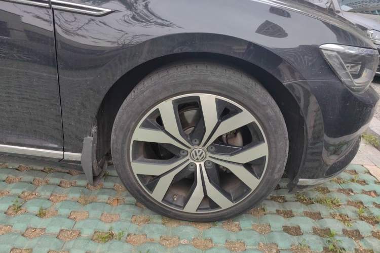 Used Volkswagen Magotan 2019 330TSI DSG Luxury Version China VI Standard Right Front Wheel Hub