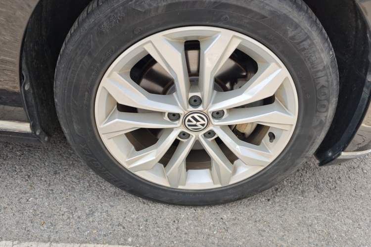 Used Volkswagen Magotan 2019 330TSI DSG Luxury Version China VI Standard Right Front Wheel Hub