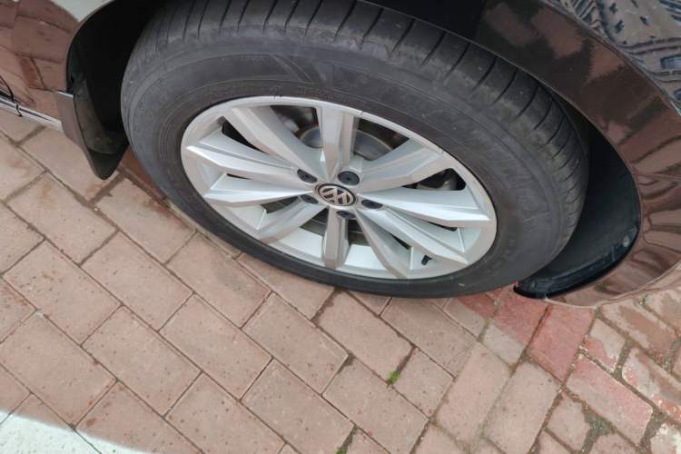 Used Volkswagen Magotan 2019 330TSI DSG Leading Model China VI Standard Right Front Wheel Hub