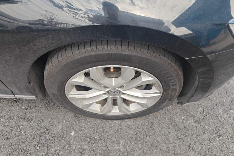 Used Volkswagen Magotan 2019 330TSI DSG Luxury Version China VI Standard Right Front Wheel Hub