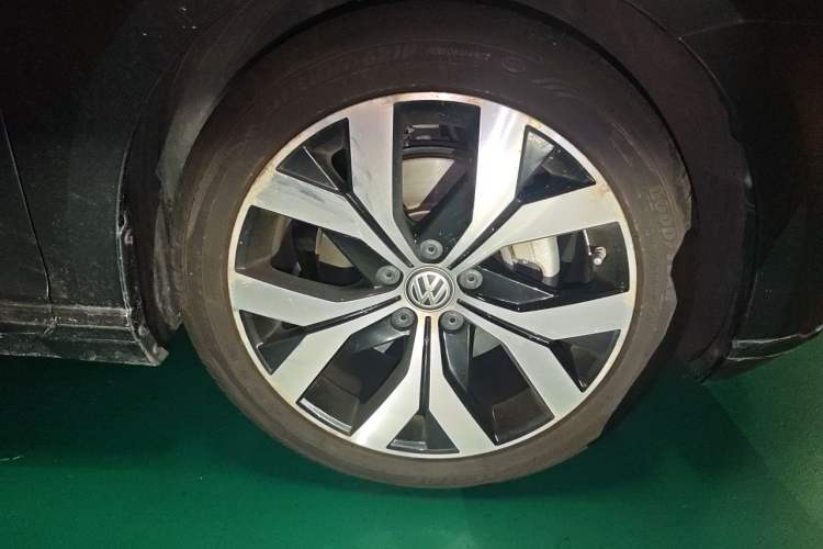 Used Volkswagen Magotan 2019 330TSI DSG Luxury Model China V Standard Right Front Wheel Hub