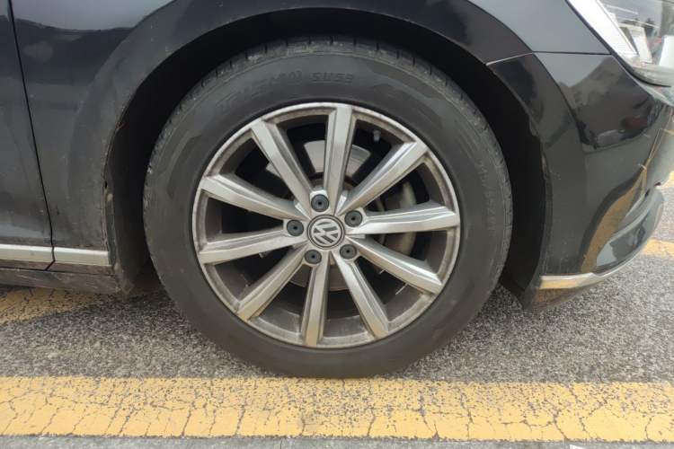 Used Volkswagen Magotan 2019 330TSI DSG Leading Model China VI Standard Right Front Wheel Hub