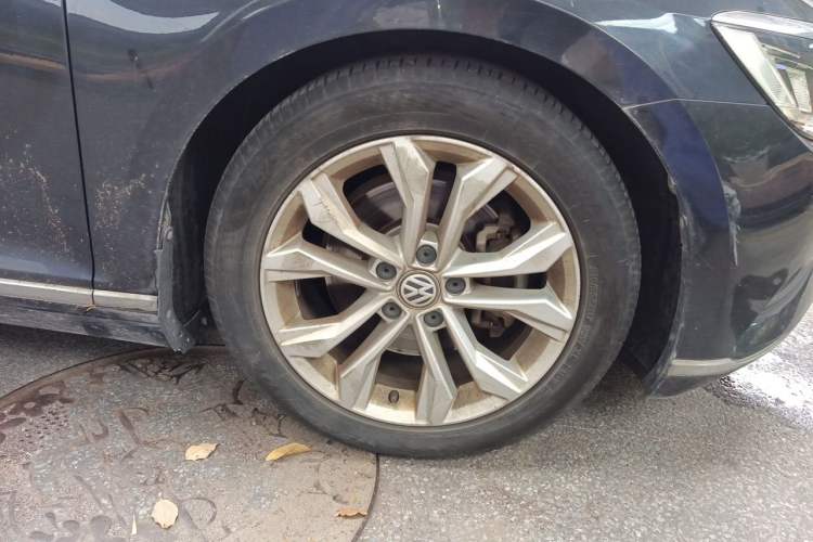 Used Volkswagen Magotan 2019 330TSI DSG Luxury Model China V Standard Right Front Wheel Hub