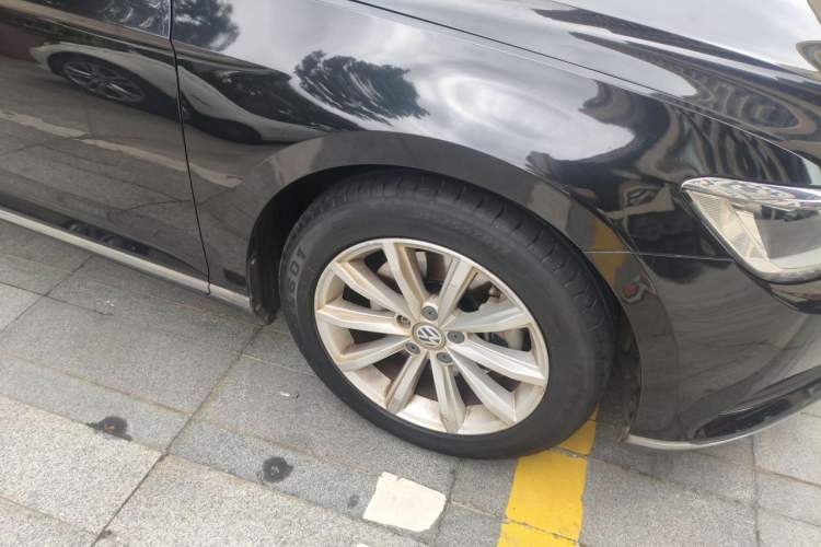 Used Volkswagen Magotan 2019 330TSI DSG Leading Edition China V Standard Right Front Wheel Hub