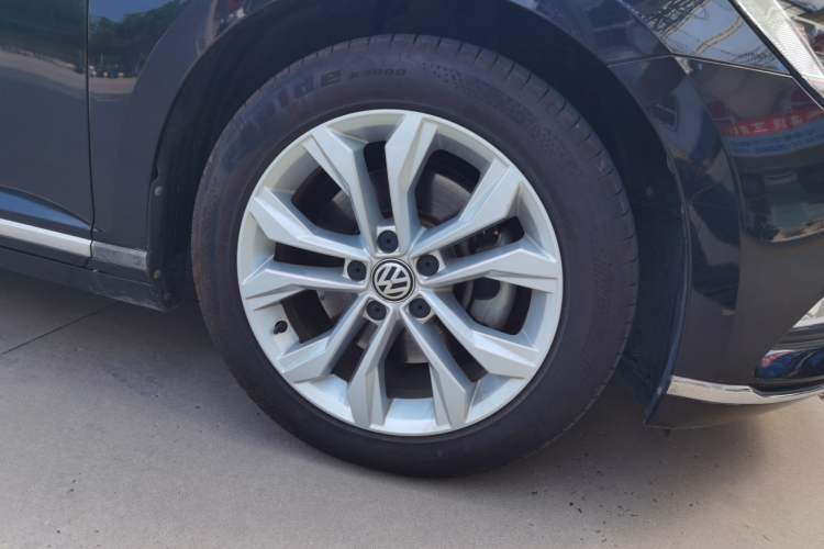 Used Volkswagen Magotan 2019 330TSI DSG Luxury Version China VI Standard Right Front Wheel Hub