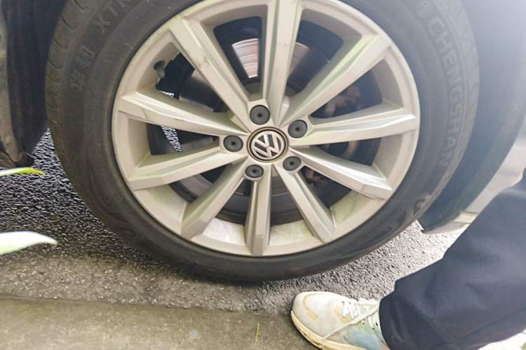 Used Volkswagen Magotan 2019 330TSI DSG Leading Model China VI Standard Right Front Wheel Hub