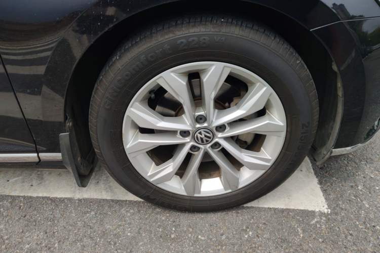 Used Volkswagen Magotan 2019 330TSI DSG Luxury Version China VI Standard Right Front Wheel Hub