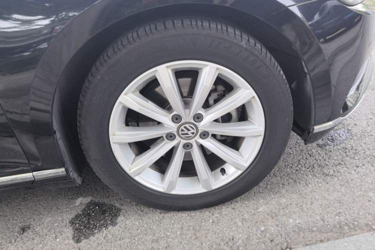 Used Volkswagen Magotan 2019 330TSI DSG Leading Edition China V Standard Right Front Wheel Hub