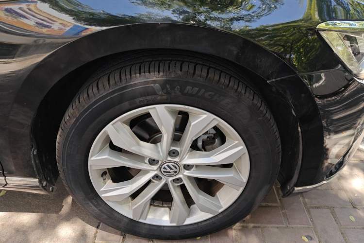 Used Volkswagen Magotan 2019 330TSI DSG Luxury Version China VI Standard Right Front Wheel Hub