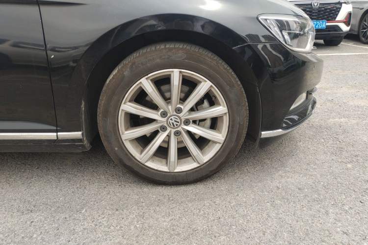 Used Volkswagen Magotan 2019 280TSI DSG Leading Model China V Standard Right Front Wheel Hub