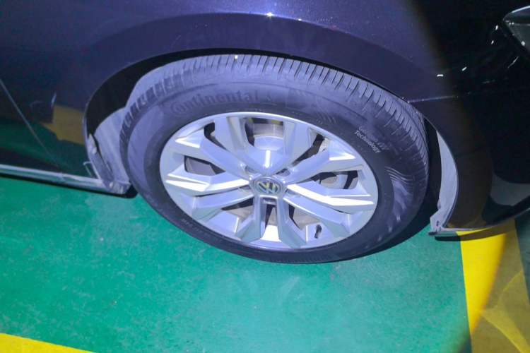 Used Volkswagen Magotan 2019 330TSI DSG Luxury Model China V Standard Right Front Wheel Hub