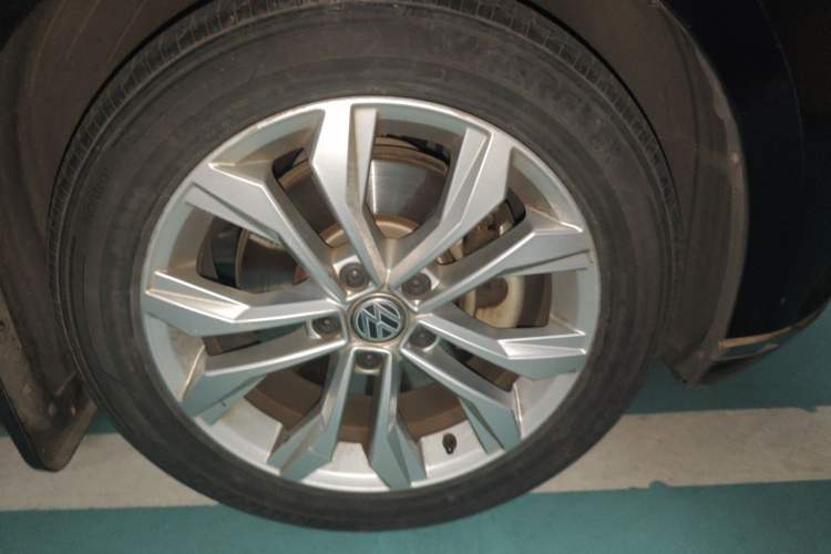 Used Volkswagen Magotan 2019 330TSI DSG Luxury Model China V Standard Right Front Wheel Hub