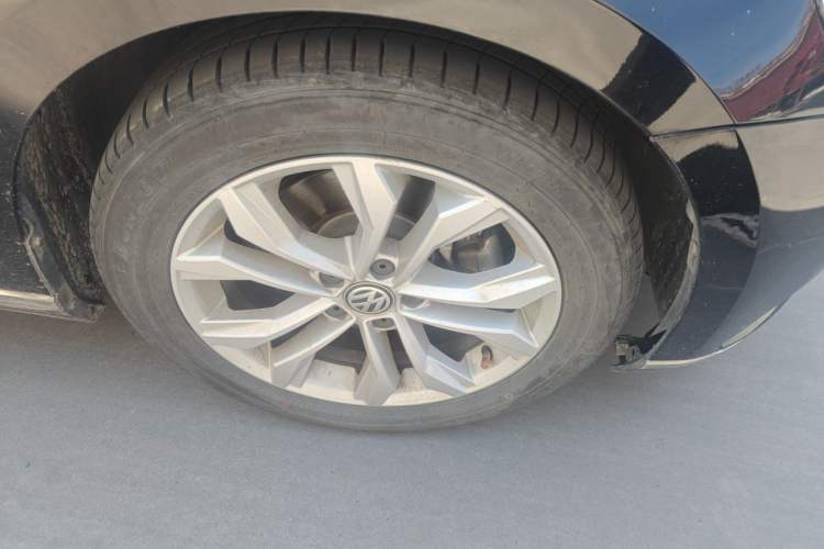 Used Volkswagen Magotan 2019 330TSI DSG Luxury Version China VI Standard Right Front Wheel Hub