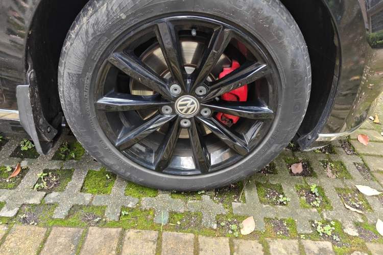 Used Volkswagen Magotan 2019 330TSI DSG Leading Model China VI Standard Right Front Wheel Hub