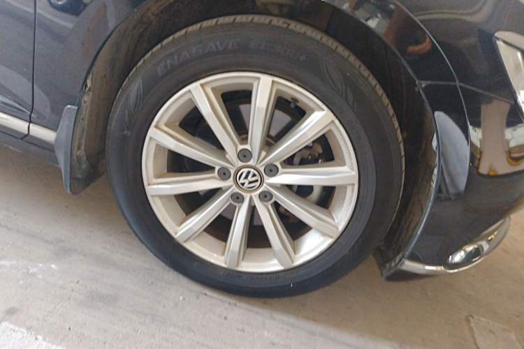 Used Volkswagen Magotan 2019 330TSI DSG Leading Model China VI Standard Right Front Wheel Hub