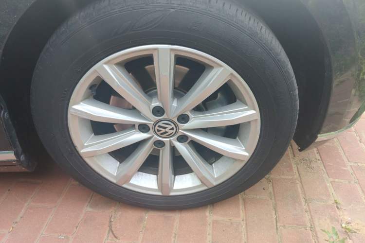 Used Volkswagen Magotan 2019 330TSI DSG Leading Model China VI Standard Right Front Wheel Hub