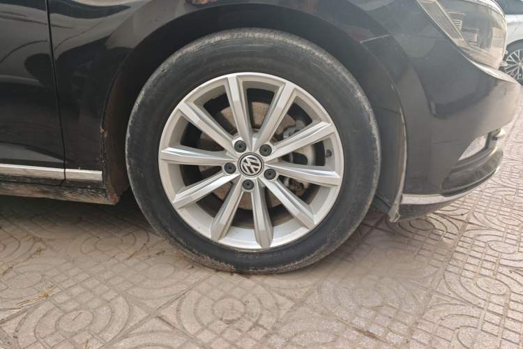 Used Volkswagen Magotan 2019 280TSI DSG Leading Model China V Standard Right Front Wheel Hub