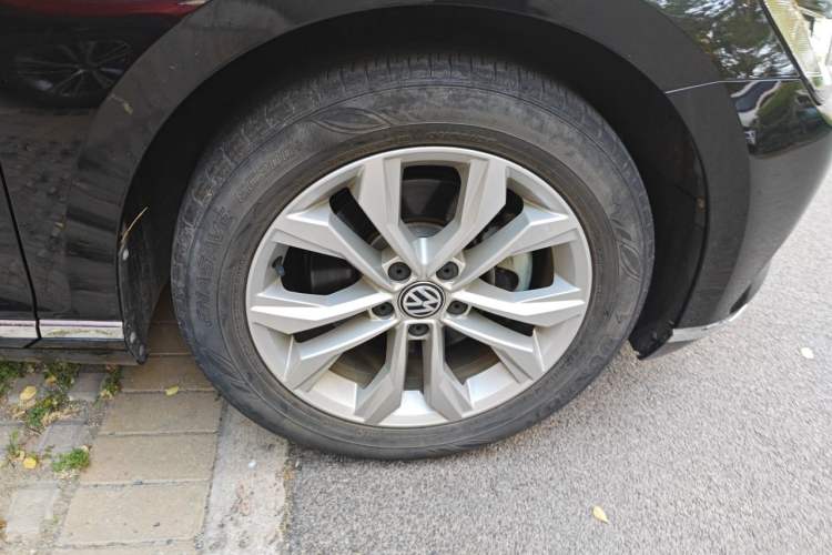 Used Volkswagen Magotan 2019 330TSI DSG Luxury Version China VI Standard Right Front Wheel Hub