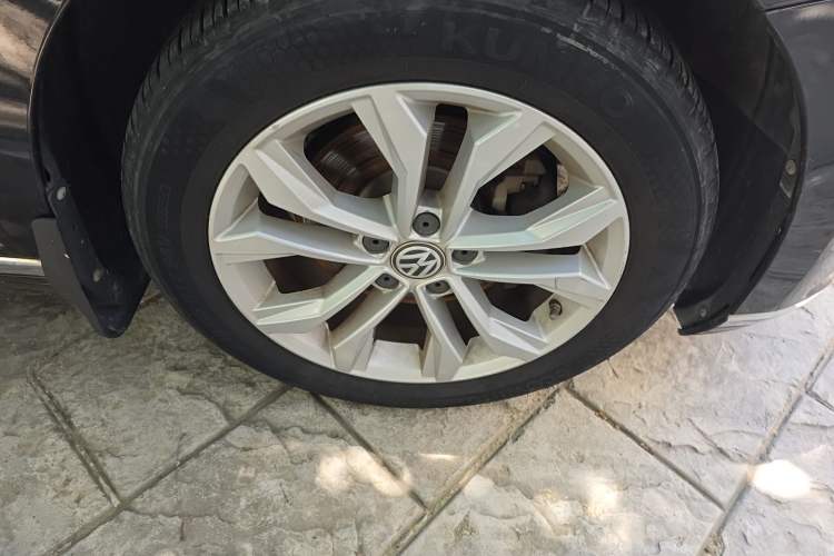Used Volkswagen Magotan 2019 330TSI DSG Luxury Version China VI Standard Right Front Wheel Hub