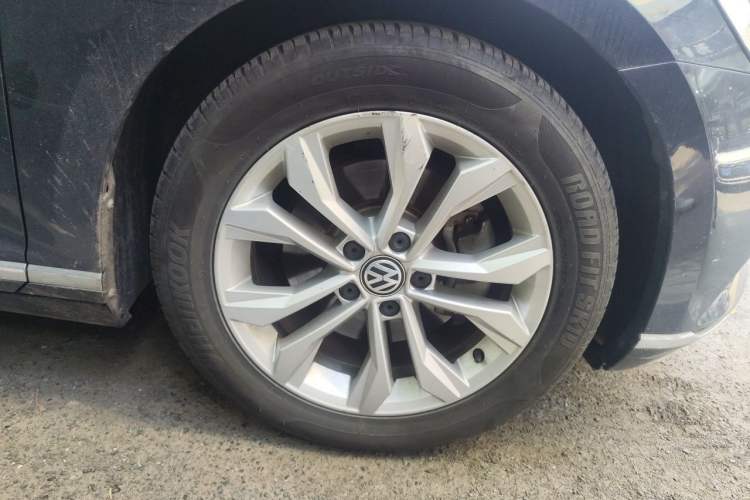 Used Volkswagen Magotan 2019 330TSI DSG Luxury Version China VI Standard Right Front Wheel Hub