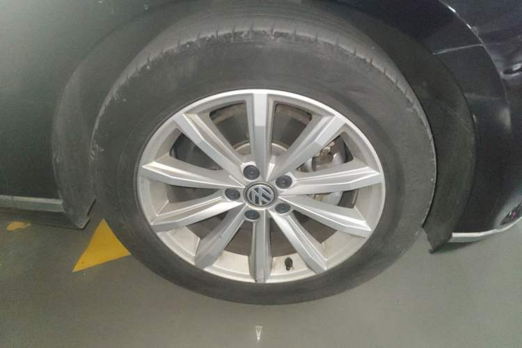 Used Volkswagen Magotan 2019 330TSI DSG Leading Model China VI Standard Right Front Wheel Hub