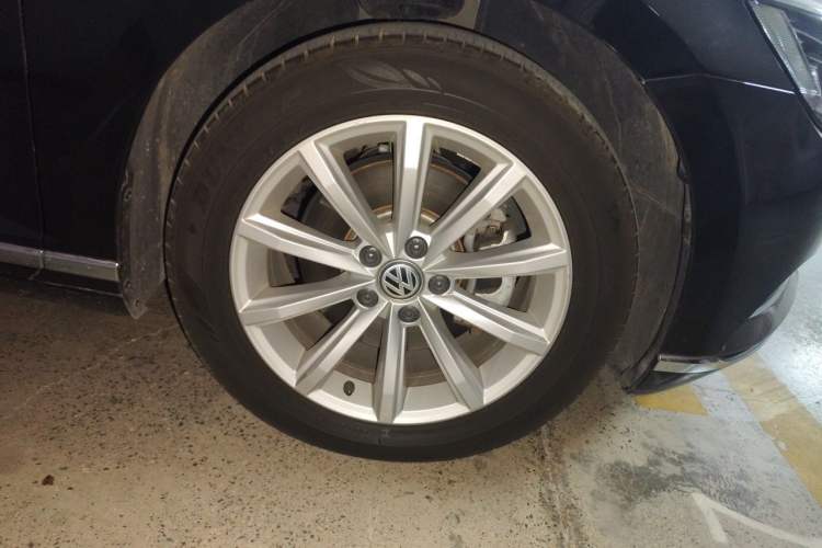 Used Volkswagen Magotan 2019 330TSI DSG Leading Model China VI Standard Right Front Wheel Hub