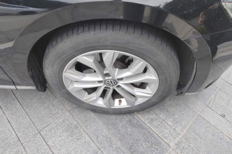 Used Volkswagen Magotan 2019 330TSI DSG Luxury Version China VI Standard Right Front Wheel Hub