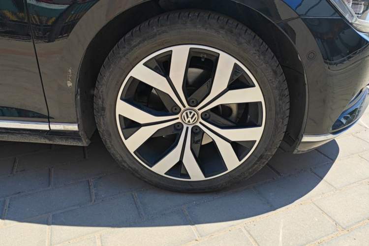 Used Volkswagen Magotan 2019 330TSI DSG Luxury Model China V Standard Right Front Wheel Hub