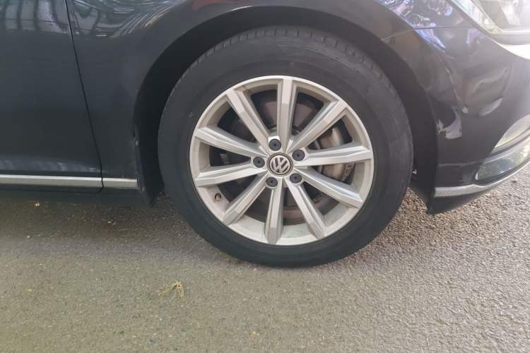Used Volkswagen Magotan 2019 330TSI DSG Leading Model China VI Standard Right Front Wheel Hub