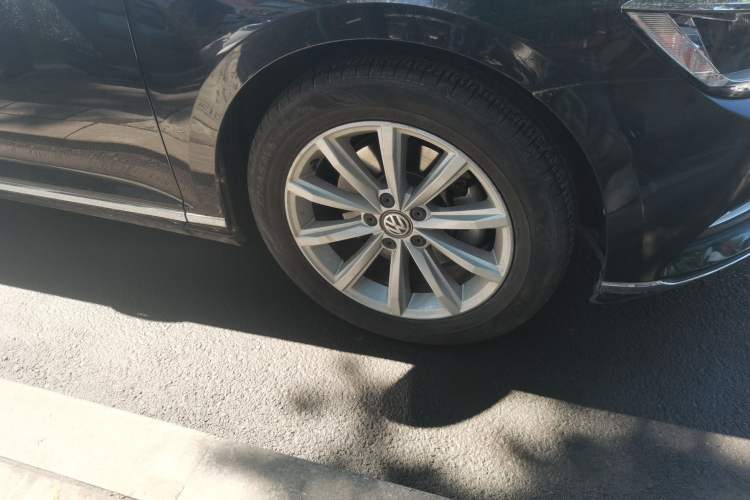 Used Volkswagen Magotan 2019 330TSI DSG Leading Model China VI Standard Right Front Wheel Hub