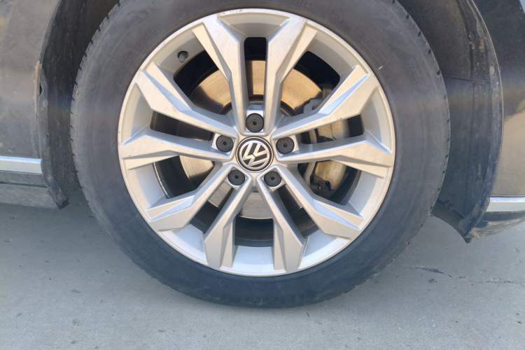 Used Volkswagen Magotan 2019 330TSI DSG Luxury Model China V Standard Right Front Wheel Hub