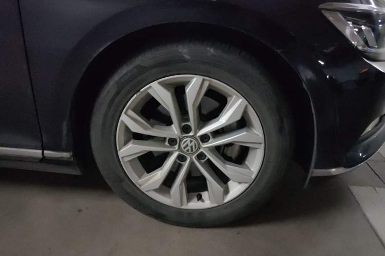 Used Volkswagen Magotan 2019 330TSI DSG Luxury Version China VI Standard Right Front Wheel Hub