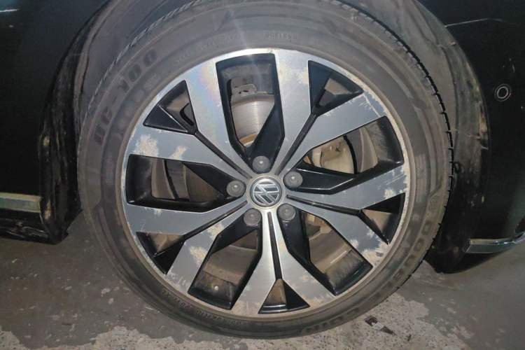 Used Volkswagen Magotan 2019 330TSI DSG Luxury Version China VI Standard Right Front Wheel Hub