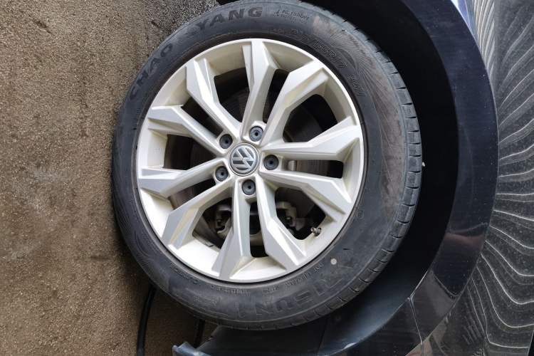 Used Volkswagen Magotan 2019 380TSI DSG Luxury Model China V Standard Right Front Wheel Hub