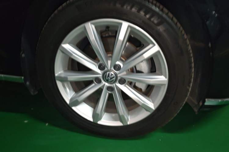 Used Volkswagen Magotan 2019 330TSI DSG Leading Edition China V Standard Right Front Wheel Hub