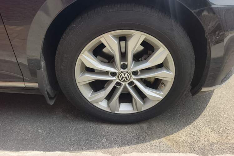 Used Volkswagen Magotan 2019 380TSI DSG Luxury Model China V Standard Right Front Wheel Hub