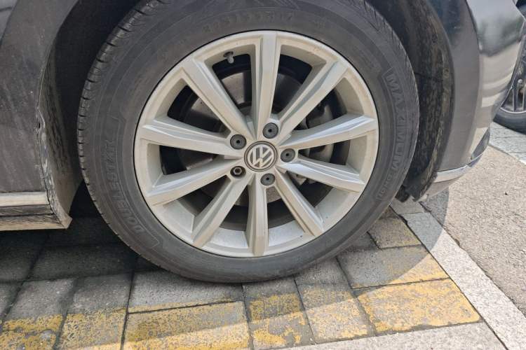 Used Volkswagen Magotan 2019 330TSI DSG Leading Model China VI Standard Right Front Wheel Hub