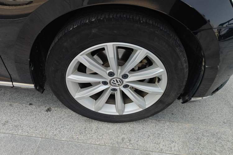 Used Volkswagen Magotan 2019 330TSI DSG Leading Model China VI Standard Right Front Wheel Hub