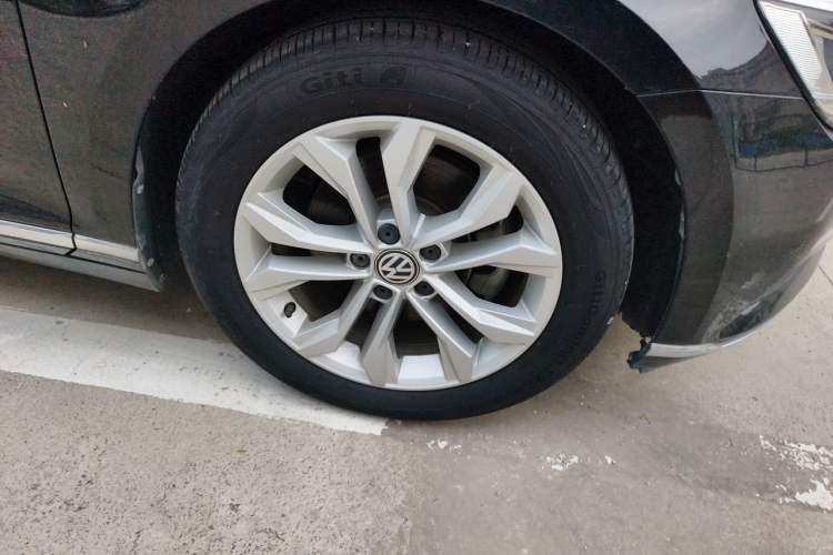 Used Volkswagen Magotan 2019 330TSI DSG Luxury Model China V Standard Right Front Wheel Hub
